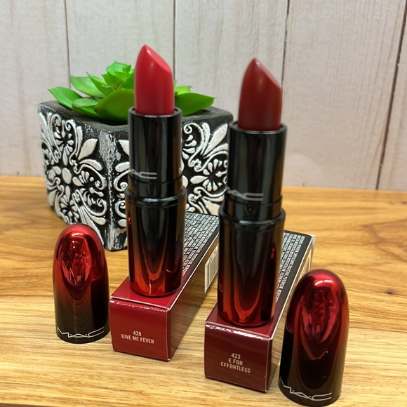 MAC Love Me Lipstick - Picture 14 of 16